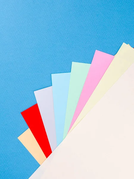 Renkli Kağıt Kaplama Arkaplan Mavi Üzerine Izole Kapat — Stok fotoğraf
