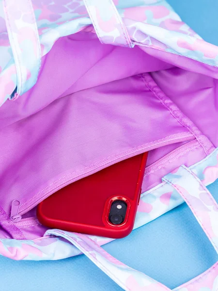 Close Van Een Mobiele Telefoon Ligt Een Roze Stoffen Boodschappentas — Stockfoto