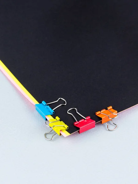 Kolorowy Zestaw Spinek Papieru Czarnym Papierze Gotowy Twój Projekt — Zdjęcie stockowe