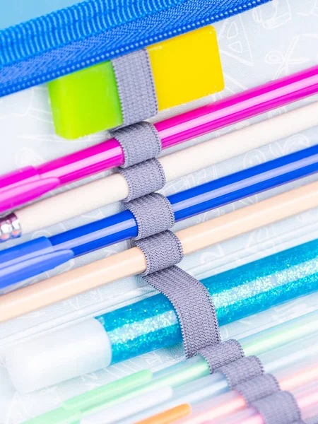 Gros Plan Des Stylos Crayons Feutres Attachés Dans Étui Crayons — Photo