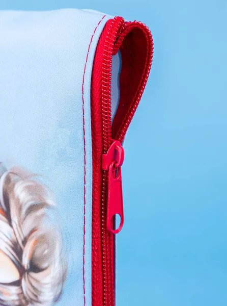 Nahaufnahme Eines Reißverschlusses Auf Einem Rosafarbenen Schulmappen Auf Blauem Hintergrund — Stockfoto