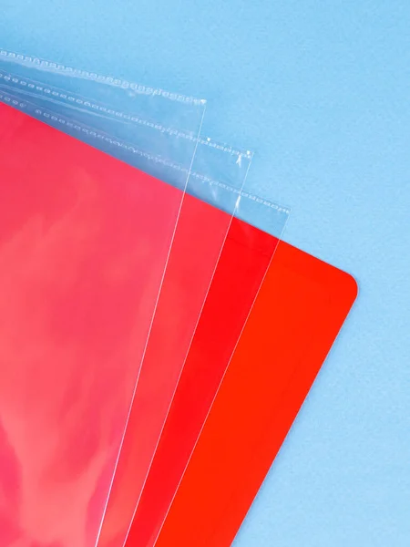 Крупный План Папки Красными Пластиковыми Документами Офисном Столе — стоковое фото