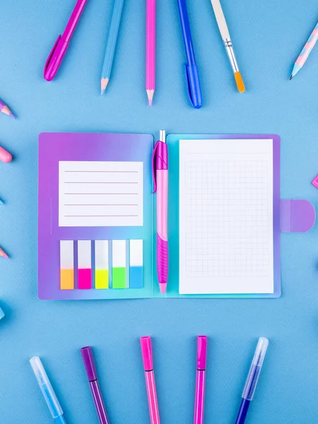 Концепция Дизайна Вид Блокнота Белыми Листами Закладками Связующим Ручкой Синем — стоковое фото