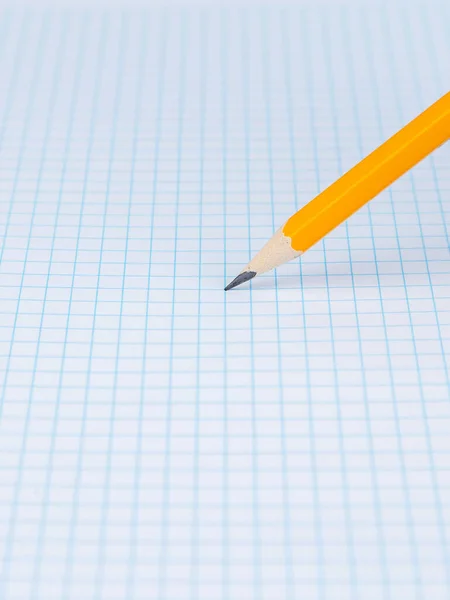 在白纸上用笔划关闭灰色铅笔 带有绘图线的铅笔 — 图库照片