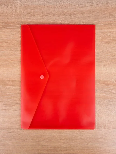 Röd Plast Mapp Kuvert För Dokument Isolerade Blå Bakgrund — Stockfoto