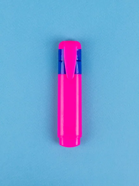 Roze Marker Close Geïsoleerd Blauwe Achtergrond — Stockfoto