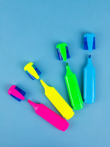 蓝色背景上的魔笔 有四种颜色的稳定器 适于模拟设计 — 图库照片