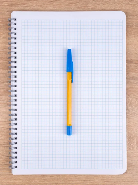 一支蓝色的钢笔放在箱子里的笔记本上 笔已经准备好了 — 图库照片