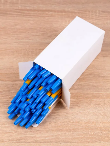 Blauwe Pennen Een Witte Doos Kantoortafel Set Pennen — Stockfoto
