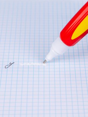 Bir el, masadaki fazla bant bilgisini kaldırmak için siyah bir kalem tutar..