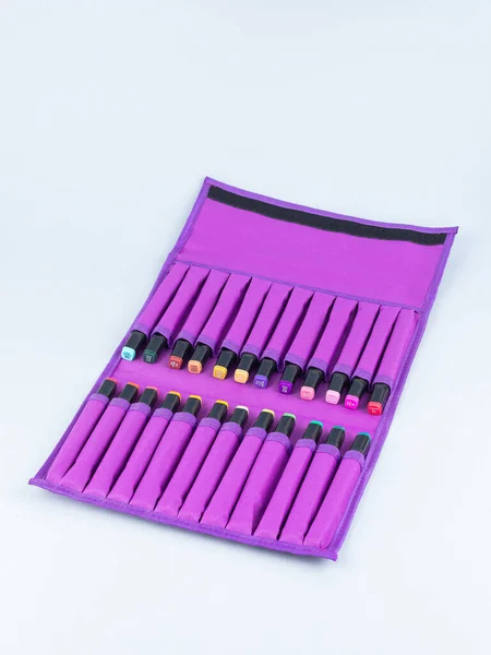 浅色底色紫色外壳上的一组专业标识 素描用的标记有很多种颜色 — 图库照片