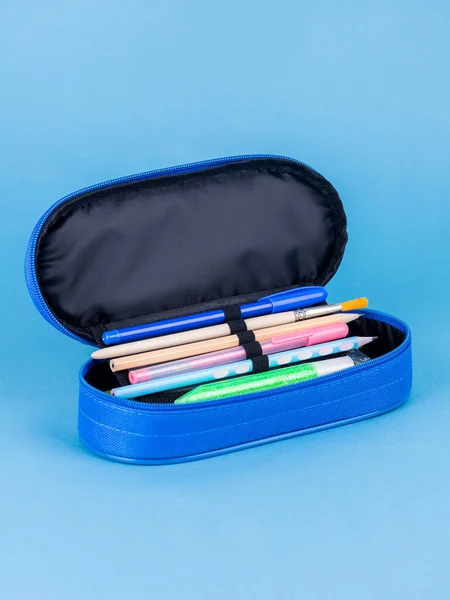 回到学校的概念 带有蓝色背景的学校文具的铅笔盒 — 图库照片