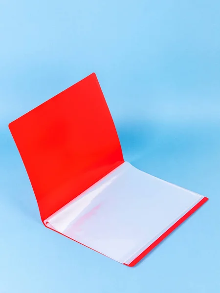 Kırmızı Plastik Ofis Klasörü Mavi Arka Planda Ofis Dizini Şablonu — Stok fotoğraf