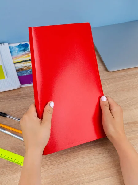 Zbliżenie Dłoni Kobiety Trzymającej Dokumenty Rękawie Czerwonym Plastikowym Folderze Siedzącej — Zdjęcie stockowe