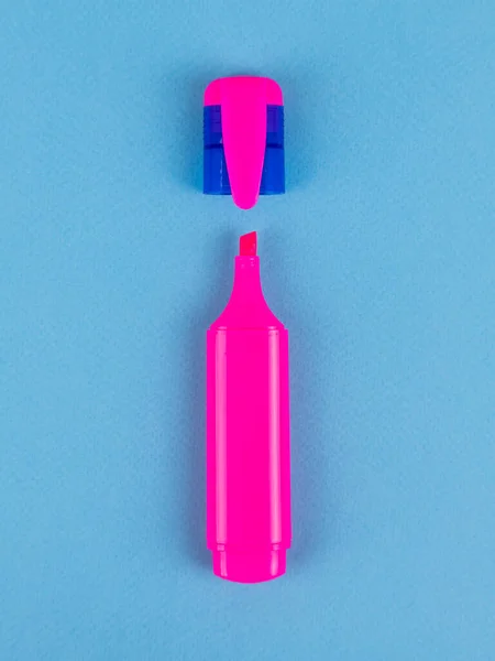 Rózsaszín Marker Közelről Elszigetelt Kék Háttér — Stock Fotó