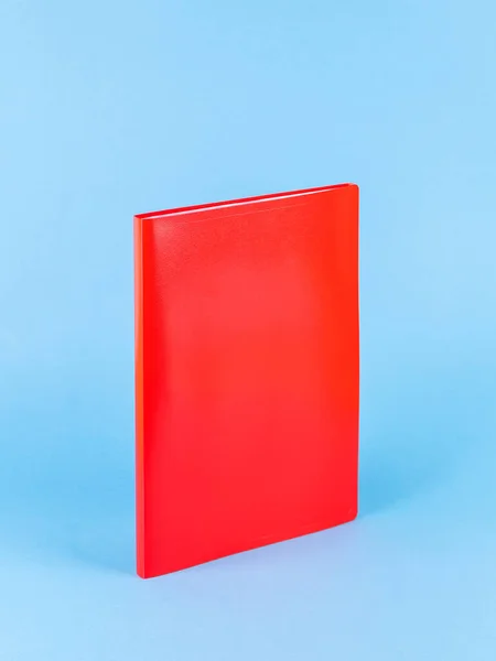 蓝色背景的红色塑料办公室文件夹 办公室文件夹模板 — 图库照片