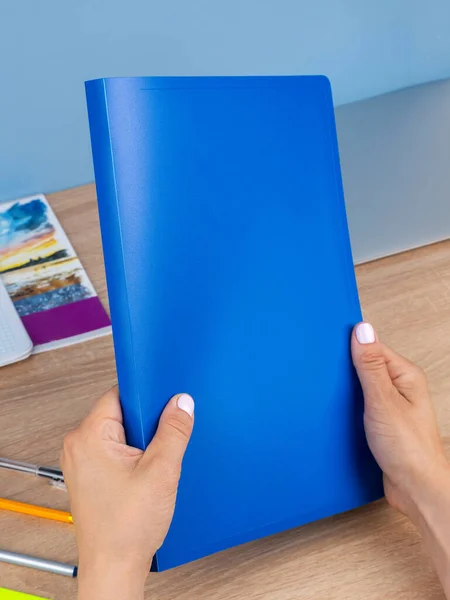 Zbliżenie Dłoni Kobiety Trzymającej Dokumenty Rękawie Plastikowym Folderze Siedzącej Domu — Zdjęcie stockowe