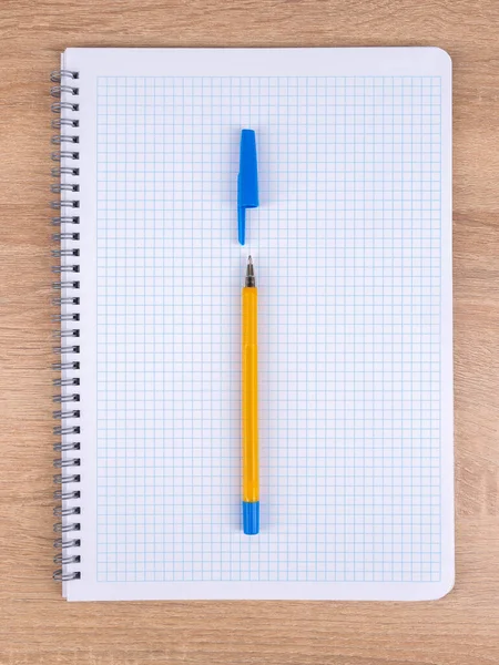 一支蓝色的钢笔放在箱子里的笔记本上 笔已经准备好了 — 图库照片