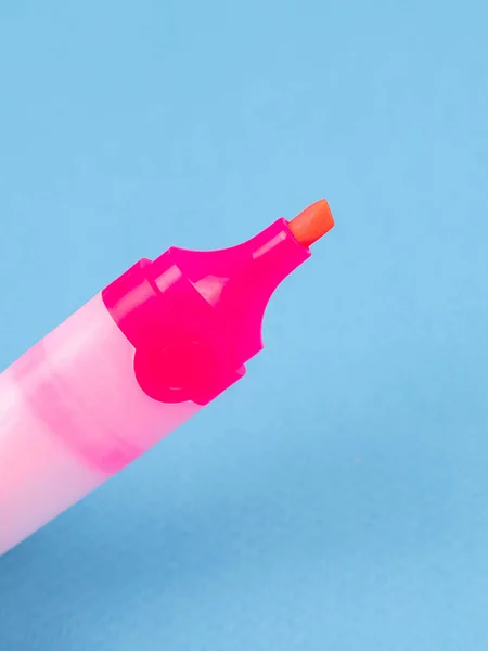 Roze Viltstift Markers Markeerstiften Close Geïsoleerd Blauwe Achtergrond — Stockfoto