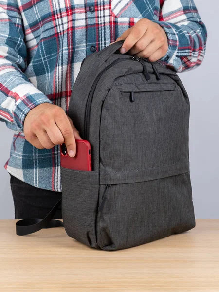 Крупним Планом Молодий Студент Чоловічої Статі Виймає Телефон Свого Рюкзака — стокове фото
