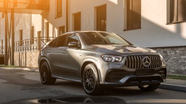  Novosibirsk, Rusya - 21 Temmuz 2023: Gümüş Mercedes-Benz GLE Coupe AMG 53 4Matic + 2023 