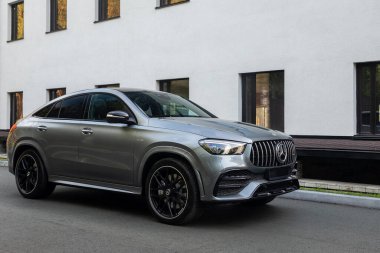  Novosibirsk, Rusya - 21 Temmuz 2023: Gümüş Mercedes-Benz GLE Coupe AMG 53 4Matic + 2023 