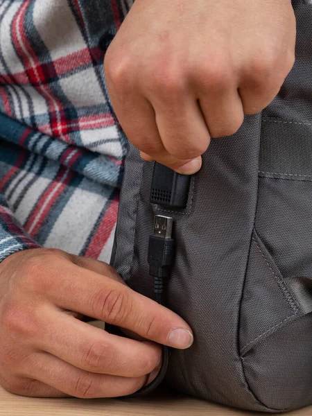 灰色のバックパック 袋に慎重に隠された黒いUsbケーブル — ストック写真