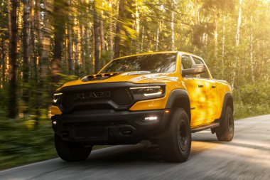  Novosibirsk, Rusya - 27 Temmuz 2023: Sarı Dodge Ram Trx Havok versiyonu, parkta sürüş, ön manzara
