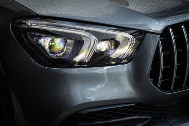  Novosibirsk, Rusya - 21 Temmuz 2023: gümüş Mercedes-Benz GLE Coupe AMG 53 4Matic + 2023, dış detay. Modern araba ksenon lambasına yakın.