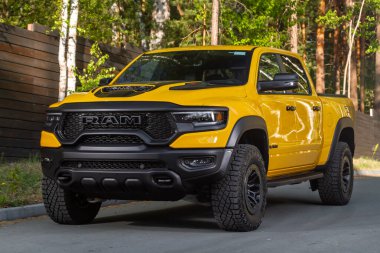  Novosibirsk, Rusya - 01 Haziran 2023: Sarı Dodge Ram Trx Havok versiyonu, sıcak bir yaz gününde park arkaplanına karşı sokağa park edilmiş.