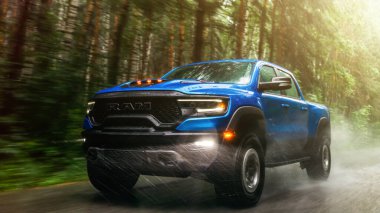  Novosibirsk, Rusya - 27 Temmuz 2023: Mavi Dodge Ram Trx Havok versiyonu, sıcak bir günde bir ormanın arka planına karşı araba sürmek