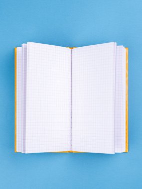 Beyaz kağıt kaplama arkaplan mavi üzerine izole, kapatın 