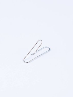 Beyaz arka plan üzerinde izole metal ataç.