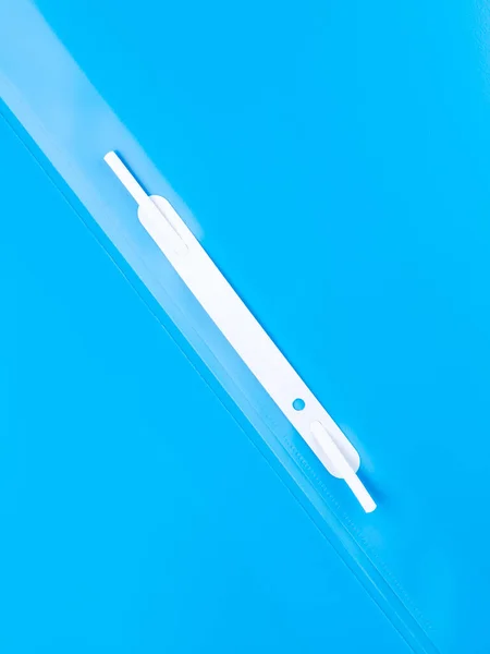 Empty Open Blue Folder Papers Plastic Clip Close — Stock Photo, Image