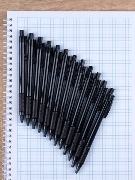 Een Zwarte Pennen Ligt Een Notitieboekje Een Houten Tafel Pen — Stockfoto
