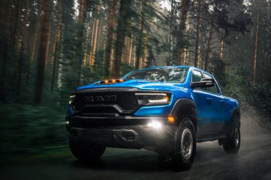  Novosibirsk, Rusya - 27 Temmuz 2023: Mavi Dodge Ram Trx Havok versiyonu, park, yan görüş