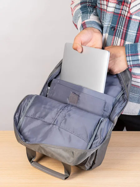 Чоловік Упаковує Свій Ноутбук Рюкзак Крупним Планом — стокове фото