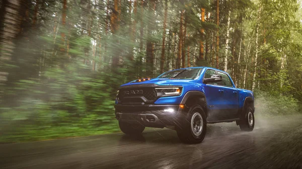  Novosibirsk, Rusya - 27 Temmuz 2023: Mavi Dodge Ram Trx Havok versiyonu, sıcak bir günde bir ormanın arka planına karşı araba sürmek