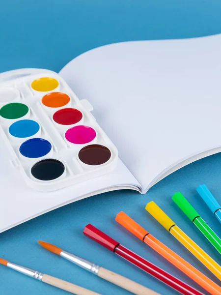 Aquarellfarben Pinsel Buntstifte Und Skizzenbuch Auf Weißem Hintergrund Mit Kopierraum — Stockfoto