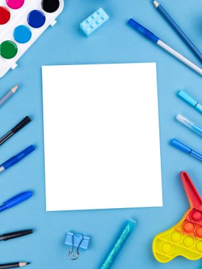 Çocukça çalışma alanını, çizim defterini, kalemi, kalemi, kaktüsü, mavi arkaplanı kopyalamak için kauçuğu temizle.