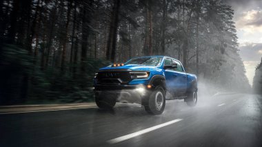 Novosibirsk, Rusya - 27 Temmuz 2023: Mavi Dodge Ram Trx Havok versiyonu, park, yan görüş