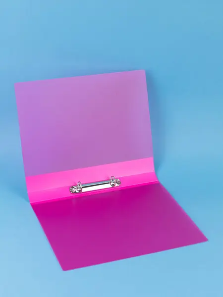 粉色塑料办公室文件夹蓝色背景 办公室文件夹模板 — 图库照片