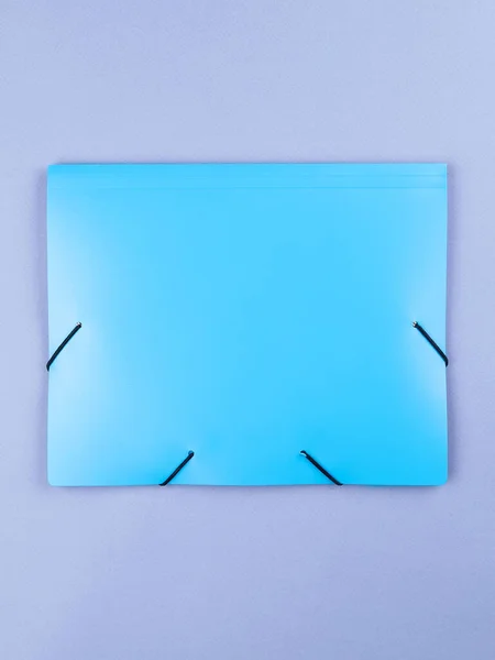 蓝色背景的蓝色塑料办公室文件夹 办公室文件夹模板 — 图库照片