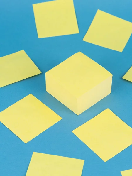 Geel Blanco Kleverige Vellen Papier Geïsoleerd Blauwe Achtergrond — Stockfoto