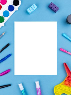 Boş sayfaları, kalemi, kurşun kalemi ve mavi arkaplanı olan bir kağıt defterin yakın plan görüntüsü.