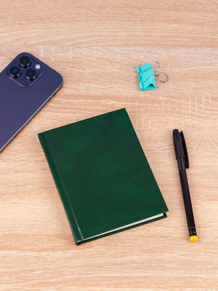 Koncepcja Designu Widok Góry Zielony Notatnik Telefonem Zakładkami Segregatorem Długopisem — Zdjęcie stockowe