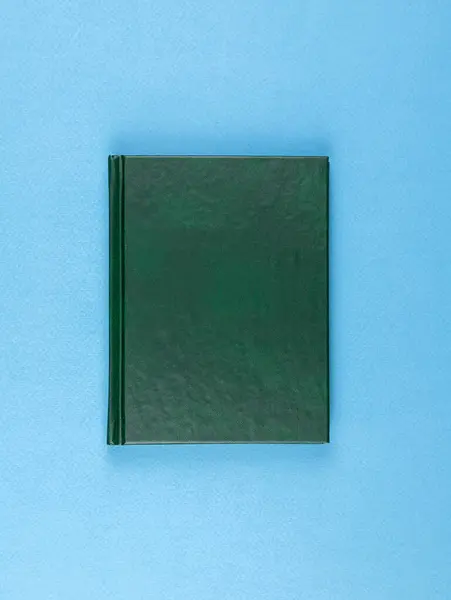 デザインコンセプト 木のテーブルの緑のノートパッドのトップビュー — ストック写真