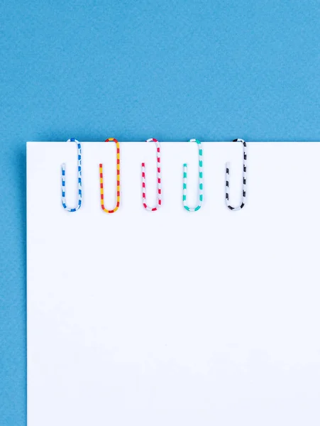 Kleurrijke Verzameling Paperclips Wit Papier Klaar Voor Ontwerp — Stockfoto