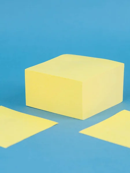 Geel Blanco Kleverige Vellen Papier Geïsoleerd Blauwe Achtergrond — Stockfoto