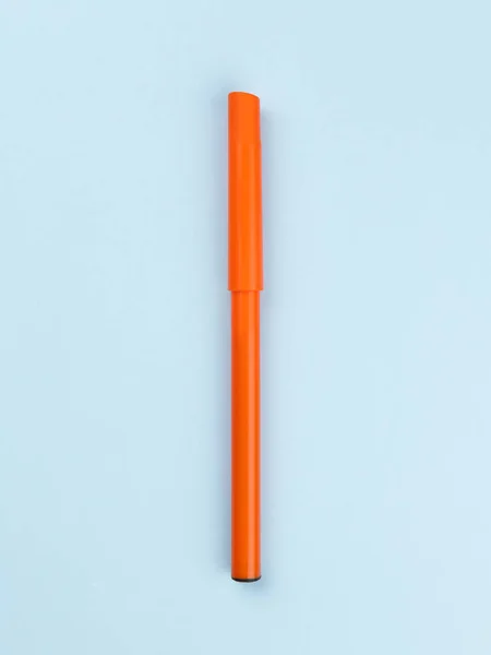 Oranje Marker Close Geïsoleerd Blauwe Achtergrond — Stockfoto